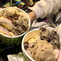 U-Swirl - Strawberry shortcake and cookies-n-cream cake batter froyo with chocolate chip cookie dough and brownie dough toppings.