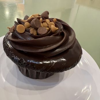 Molly's Cupcakes - Chocolate and Peanut Butter (The Ron Bennington) - Desserts Near Me - Chicago, Illinois Molly's Cupcakes - Chocolate and Peanut Butter (The Ron Bennington) - Desserts Near Me - Chicago, Illinois