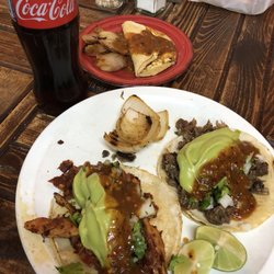 El Tacazo - Tacos de surtido y al pastor, y quesadilla