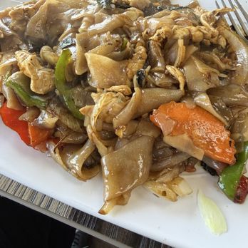 Crying Tiger Thai Bistro & Bar - Drunken Noodles with Chicken - Thai Near Me - Eastvale, California Crying Tiger Thai Bistro & Bar - Drunken Noodles with Chicken - Thai Near Me - Eastvale, California
