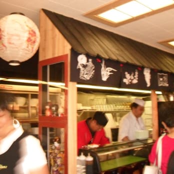 Rolls N Bowls - Lining up for a taste. That's Traci moving fast in the foreground. - Sushi Bars Near Me - Chicago, Illinois