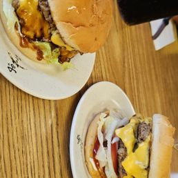 Deluxe & Double Cheeseburgers Deluxe & Double Cheeseburgers