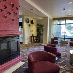 Radisson Hotel Yuma - Seating area in lobby