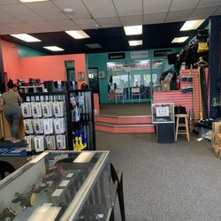 Santa Barbara Aquatics - Store in front, pool in back