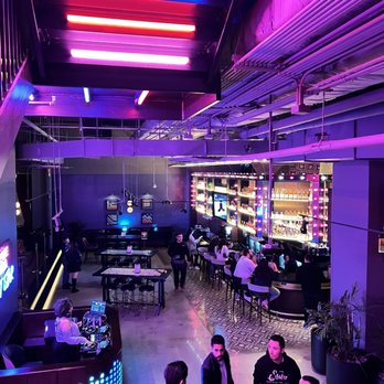 Puttshack - Miami - Main Bar - Mini Golf Near Me - Miami, Florida