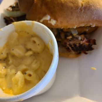Triple J's Bbq - a pulled pork sandwich with macaroni and cheese - Food Trucks Near Me Triple J's Bbq - a pulled pork sandwich with macaroni and cheese - Food Trucks Near Me