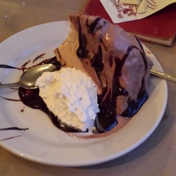 The Common Man Restaurant - Ice cream mud pie - American Near Me - Lincoln, New Hampshire The Common Man Restaurant - Ice cream mud pie - American Near Me - Lincoln, New Hampshire