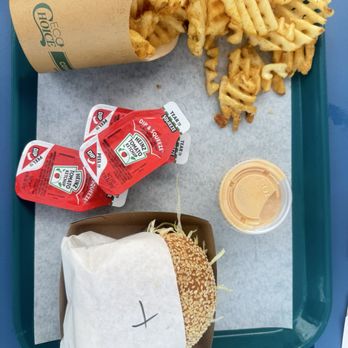 Late Start - Deluxe burger with fries - Breweries Near Me - Tampa, Florida Late Start - Deluxe burger with fries - Breweries Near Me - Tampa, Florida