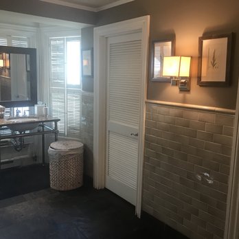Scarlet Oak Tavern - Nice & clean ladies restroom - New American Near Me - Hingham, Massachusetts