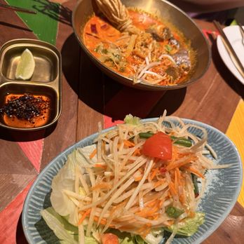 Pii Nong - Khao Soi and Tom Sum Şom Tum Papaya Salad / - Thai Near Me - Toronto, Ontario