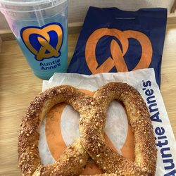 Auntie Anne's - Sweet Almond Pretzel Sparkleberry Lemonade Mixer
