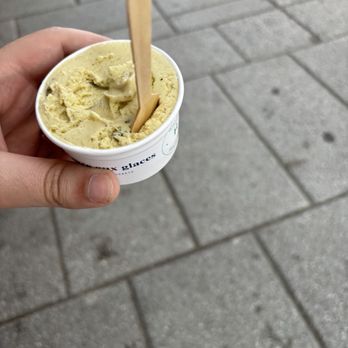 Havre-aux-Glaces - Pistachio and Noisette (hazelnut) - Ice Cream & Frozen Yogurt Near Me - Montreal, Quebec