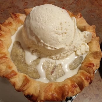 Black Bear Diner Gilbert - Black berry pie with ice cream - American Near Me - Gilbert, Arizona