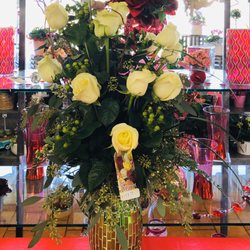 Appleway Florist & Greenhouse & Flower Delivery - White roses beautifully crafted in a mirrored vase