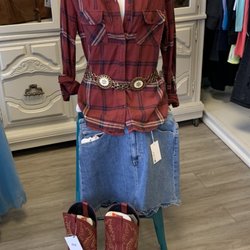 Posh Peacock Resale Boutique - Clothing in all sizes for Women and Juniors! We love to help pick the perfect outfit that's right for your budget!