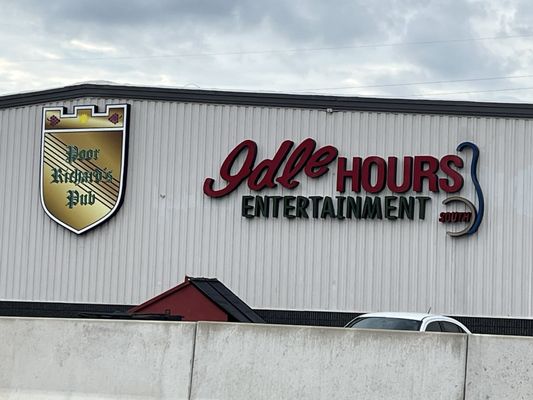 Poor Richards Pub by null
