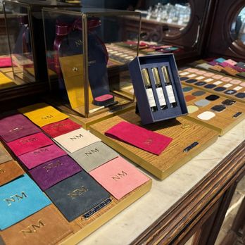 Next Memory - The display to choose your color of pouch - Perfume Near Me - Lisbon, 11