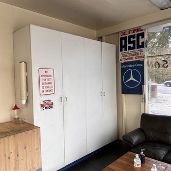 Torrance Autohaus - Nice little waiting room, while your wait on your service. - Auto Repair Near Me - Torrance, California Torrance Autohaus - Nice little waiting room, while your wait on your service. - Auto Repair Near Me - Torrance, California