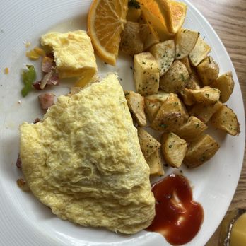 Lilys - Denver Omelette with potatoes - New American Near Me - Mount Shasta, California