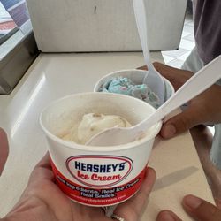 Hersheys Ice Cream Parlor - Banana pudding and cotton candy 1 scoop