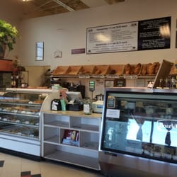 Dianes Bakery & Deli - Smells good in here.