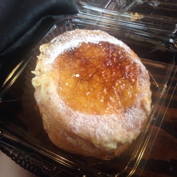 Urth Caffé-Pasadena - Pompeii Puff Pastry with vanilla and caramel filling.. Filling was bland and outer crust tasted burnt - Cafes Near Me - Pasadena, California
