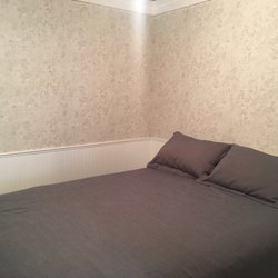 Lilliwaup Motel - Wee bedroom with a double bed.