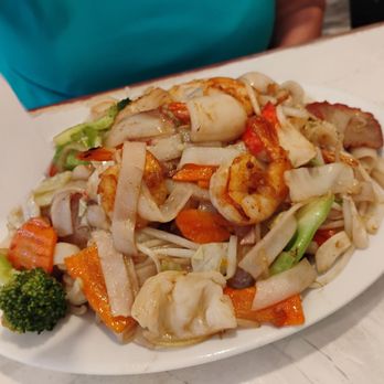 Huong Tra - Wide rice noodles with seafood and barbecue - Vietnamese Near Me - Richmond, California
