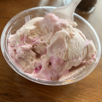 Scoops Handmade Ice Cream - Peppermint ice cream in a bowl - Ice Cream & Frozen Yogurt Near Me - North Bend, Oregon