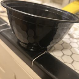 You can clearly tell its a salad container not a soup container and from the bottom its broken You can clearly tell its a salad container not a soup container and from the bottom its broken