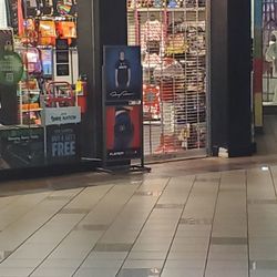 Spencer's - Closed ar 6:50 pm
