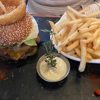 Bistro 1640 - Classico cheeseburger $26 - French Near Me - Quebec City, Quebec