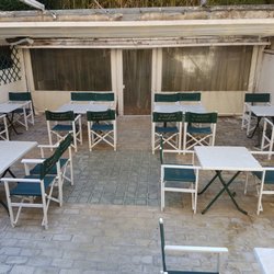 Restaurant sur place pour déguster des pizzas, coté jardin. Possibilité de livrés des pizzas sur marseille aux alentours de la Timone