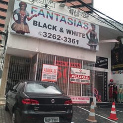 Black & White - Entrada e estacionamento