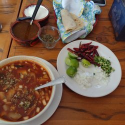 Alcatraces - Menudo sin grano, tortillas hechas a mano... chips y salsa, pan dulce complimentario