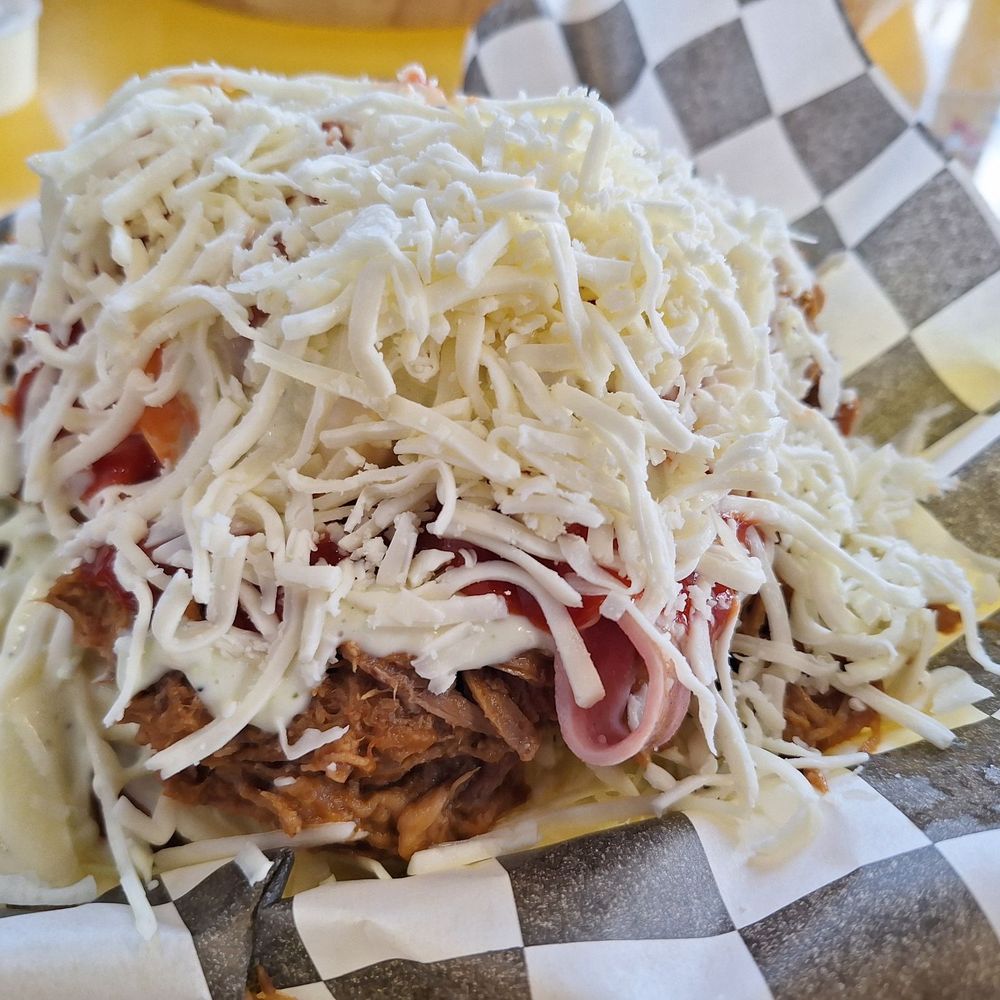 Something with plantains at the bottom with shredded beef Something with plantains at the bottom with shredded beef