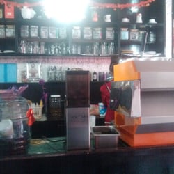Café Espresso - La barra y los muchos ingredientes atrás.