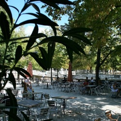 Pavillon de la Fontaine - Terrasse sous les tilleuls des Jardins de la Fontaine