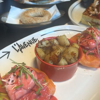 L’Avenue - Pink salmon benny (29$) - Breakfast & Brunch Near Me - Toronto, Ontario