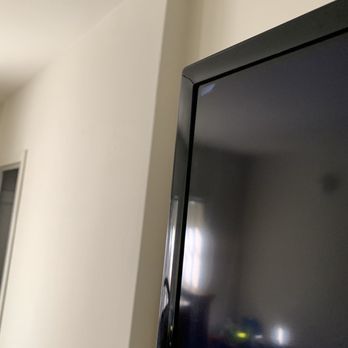 LA Moving Company - Damage on the Samsung. It was turned on this morning to prove it's not just cosmetic. - Movers Near Me - Los Angeles, California
