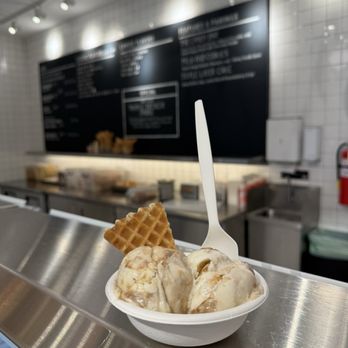 Jeni's Splendid Ice Creams - Gooey Butter Cake - Ice Cream & Frozen Yogurt Near Me - Carlsbad, California