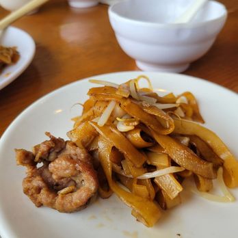MY Restaurant - Stir fried rice noodle with beef (3/5) - Hong Kong Style Cafe Near Me - Markham, Ontario