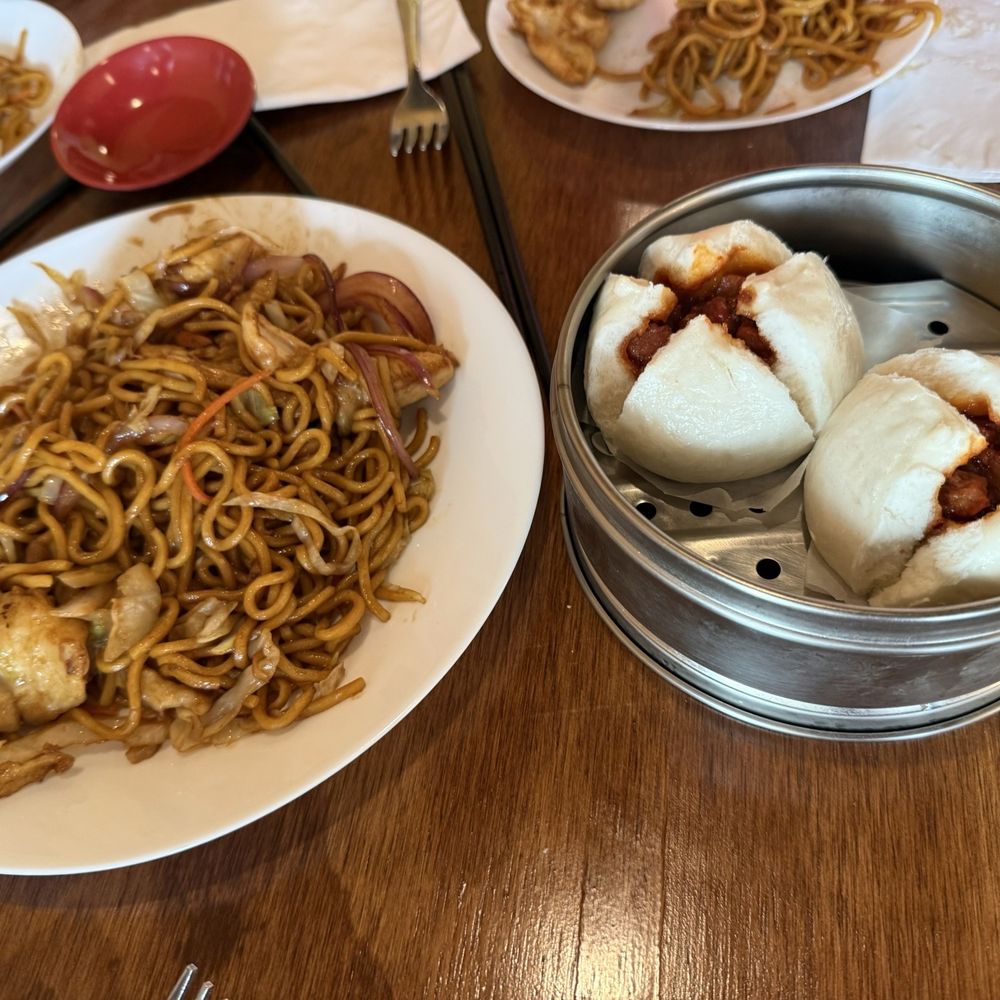 Hongda Dough House - Chicken Chow Mein 鸡炒面 - Chinese Near Me - North Plains, Oregon Hongda Dough House - Chicken Chow Mein 鸡炒面 - Chinese Near Me - North Plains, Oregon