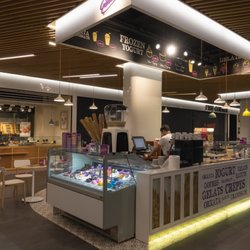 Giovanni - Convenient location in the center of the walkway.