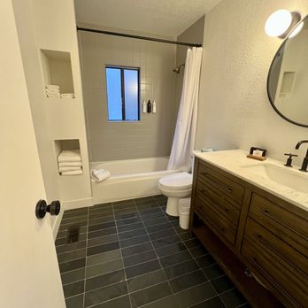Desolation Hotel - Hope Valley - Bathroom - Resorts Near Me - Hope Valley, California