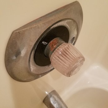 Dexter Inn - Rust dirt and hair left in the shower. No hot water! - Hotels Near Me - Dexter, Missouri