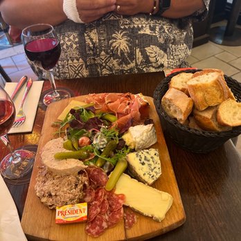 Le Ponthieu - Plancha Charcuterie with wine & spritzers - French Near Me - Paris, 75 Le Ponthieu - Plancha Charcuterie with wine & spritzers - French Near Me - Paris, 75