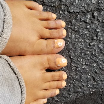 Diamond Nails - Sue us really the best. Hooks me up every time - Nail Salons Near Me - Billerica, Massachusetts