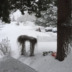 Inn Vienna Woods Bed & Breakfast - Snowblowing the driveway