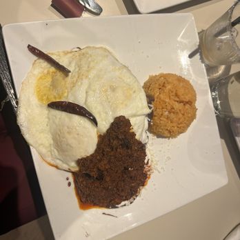 Cafe con Leche - Chilaquiles Special with chorizo - Mexican Near Me - Chicago, Illinois